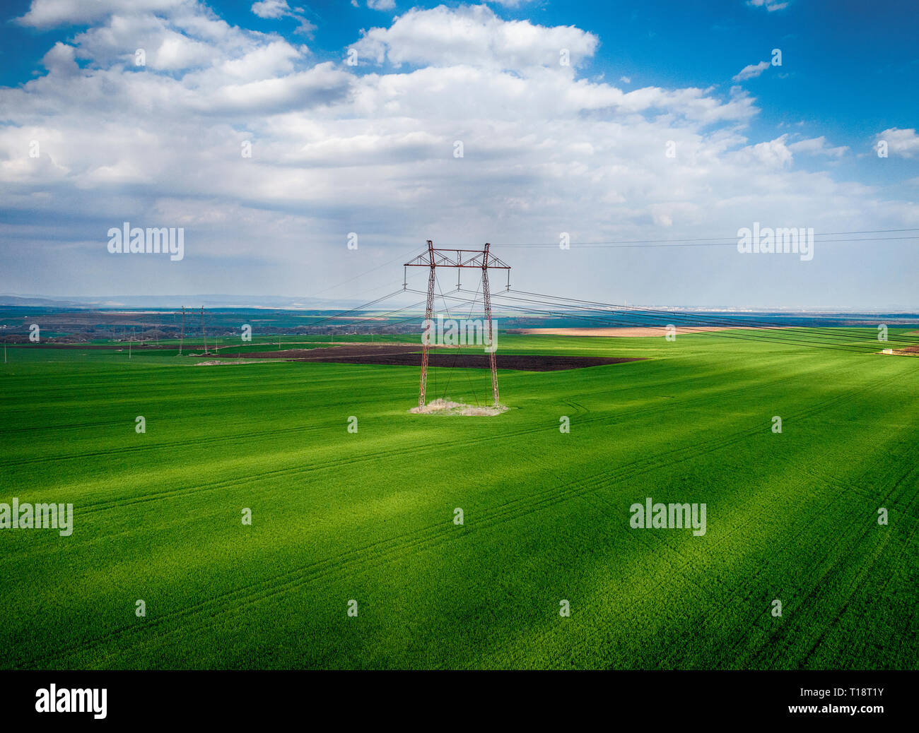 Las torres eléctricas de alta tensión para la transmisión de potencia en el campo de drone pov - Imagen Foto de stock
