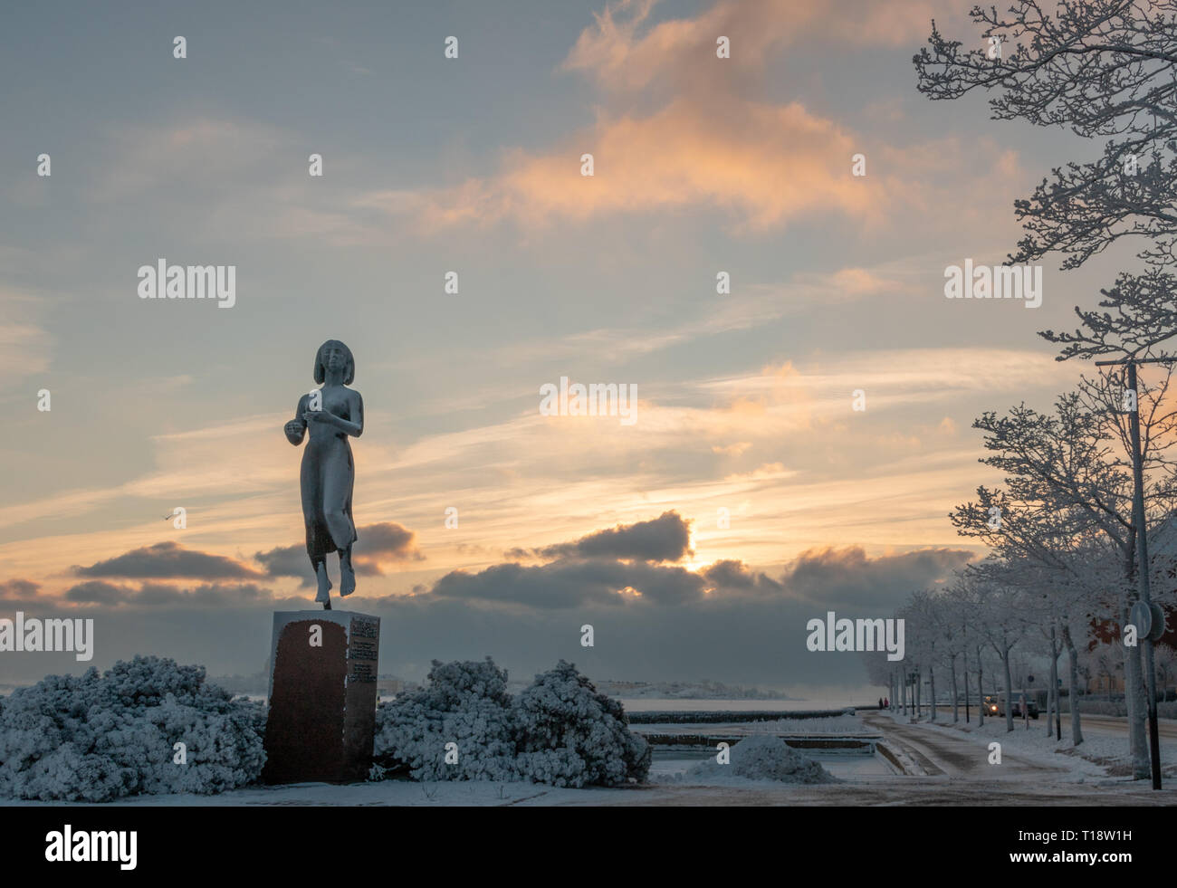 HELSINKI, Finlandia - Enero 08, 2015: El Rauhanpatsas (la estatua de la Paz) en Helsinki, Finlandia, en el invierno Foto de stock