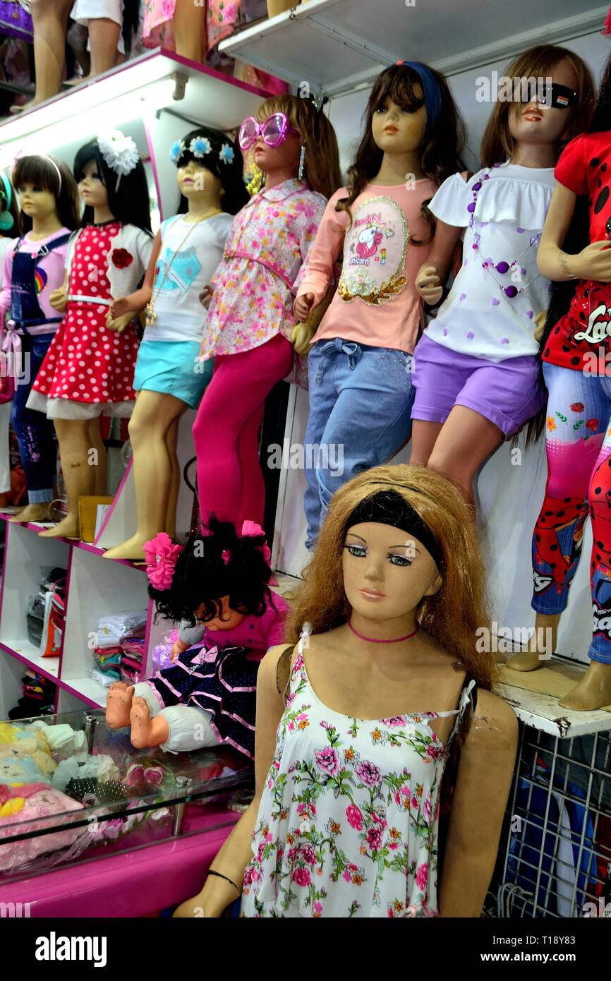 Venta de muñecas - centro comercial en Lima. Departamento de Lima.Perú  Fotografía de stock - Alamy