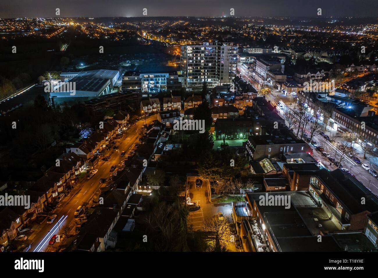 Imágenes aéreas de los suburbios del norte de Londres de noche Foto de stock