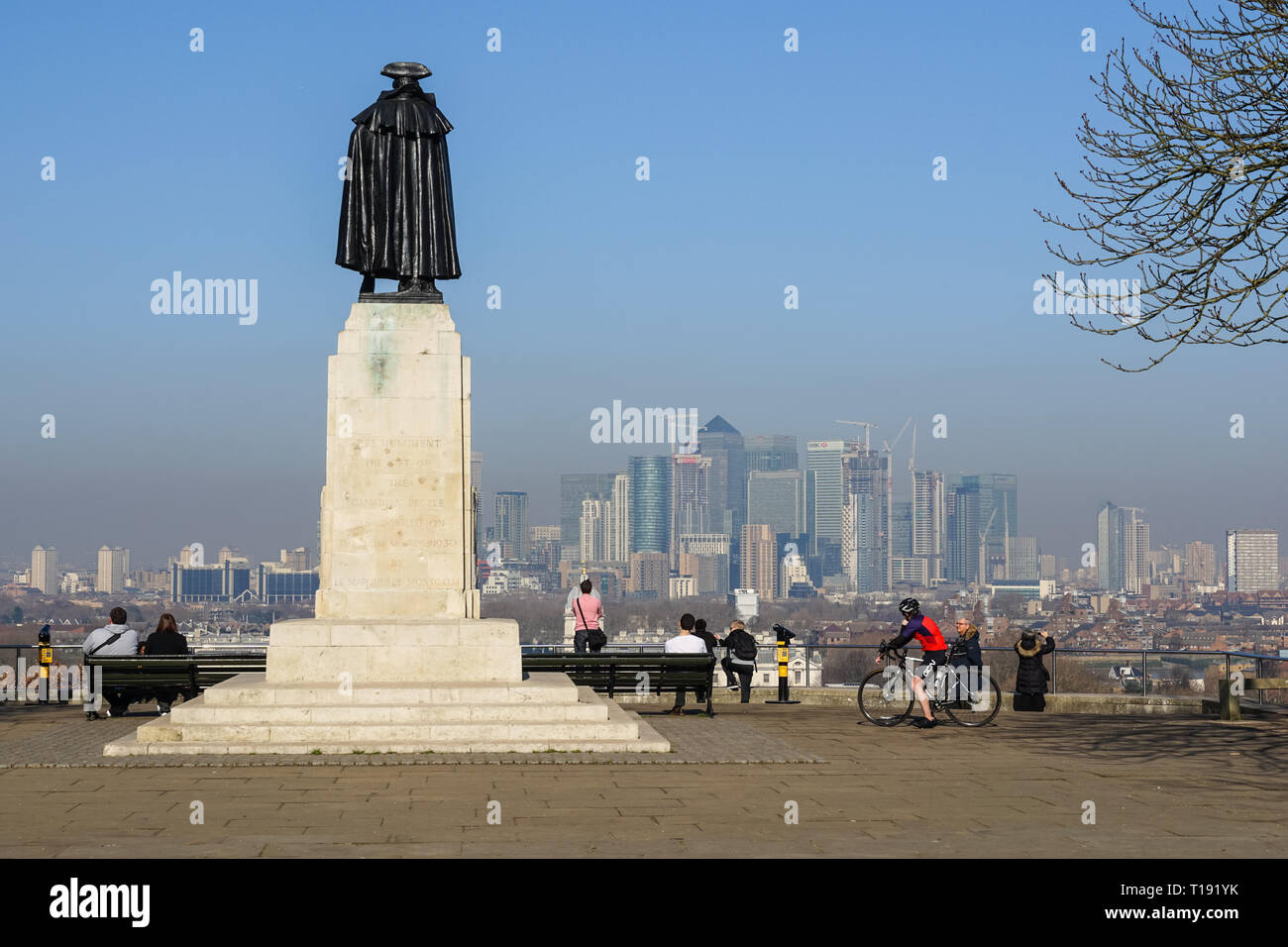 La contaminación del aire en Canary Wharf, visto desde el parque Greenwich, Londres, Inglaterra, Reino Unido Foto de stock