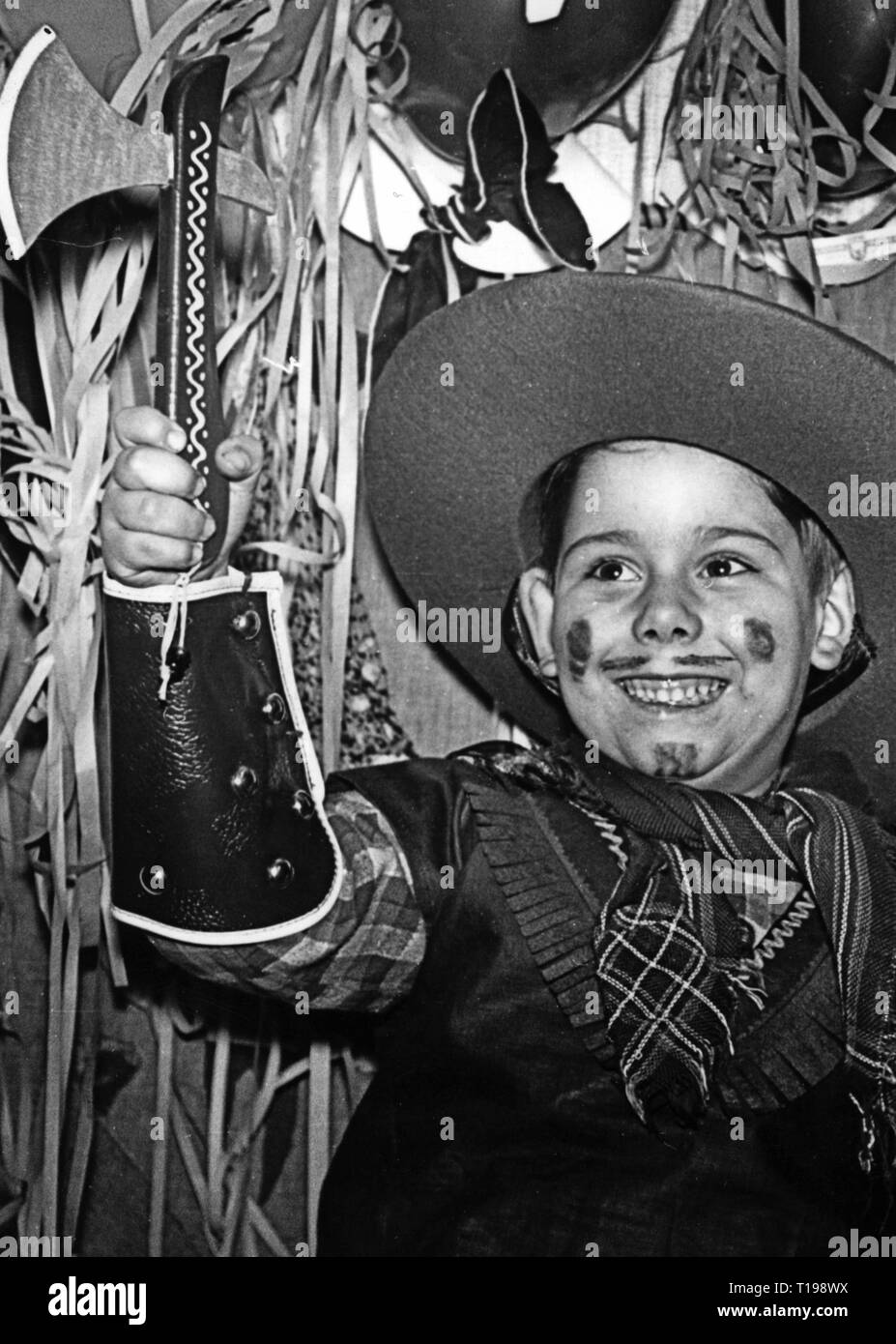 Fiestas, carnaval, joven disfrazado de cowboy, Alemania, 1950-Clearance-Info Additional-Rights-Not-Available Foto de stock