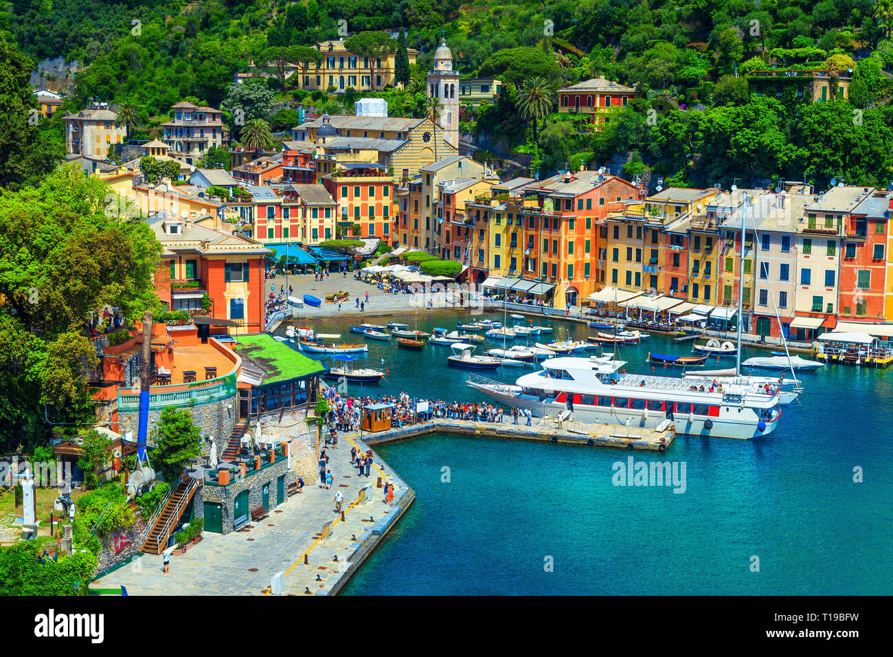 Viaje impresionante ubicación, Portofino, antiguo pueblo de pescadores, impresionantes coloridos edificios mediterráneo y puerto de lujo con turistas, Liguria, Italia Foto de stock