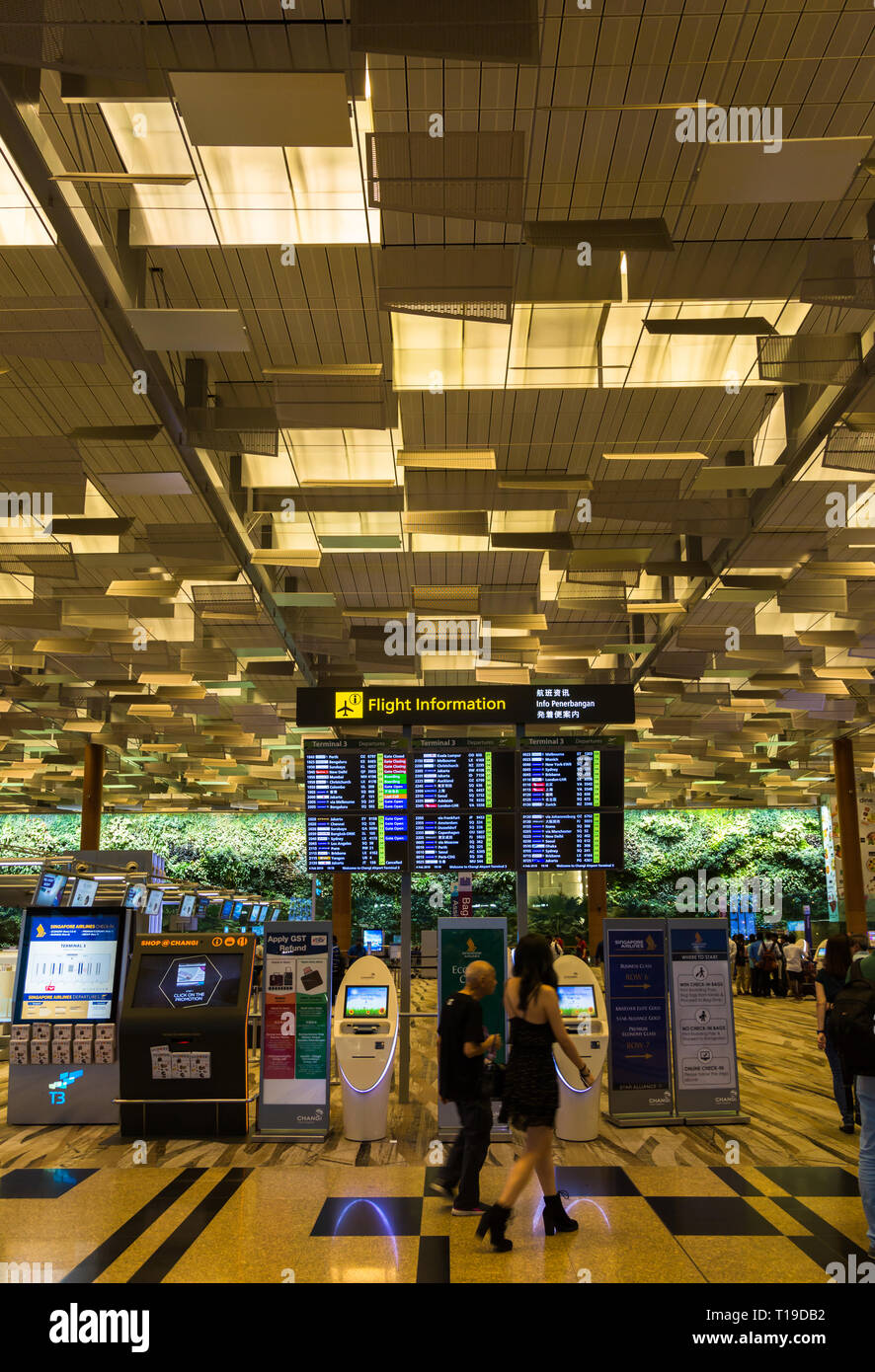 Interior de las salidas, el aeropuerto de Singapur. Foto de stock