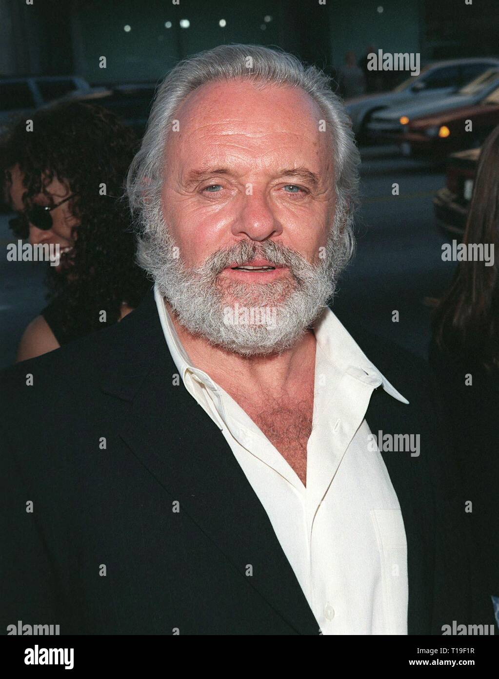 LOS ANGELES, CA - Julio 11, 1998: el actor Sir Anthony Hopkins en el  estreno mundial, en Los Angeles, de su nueva película "La máscara del  Zorro' Fotografía de stock - Alamy