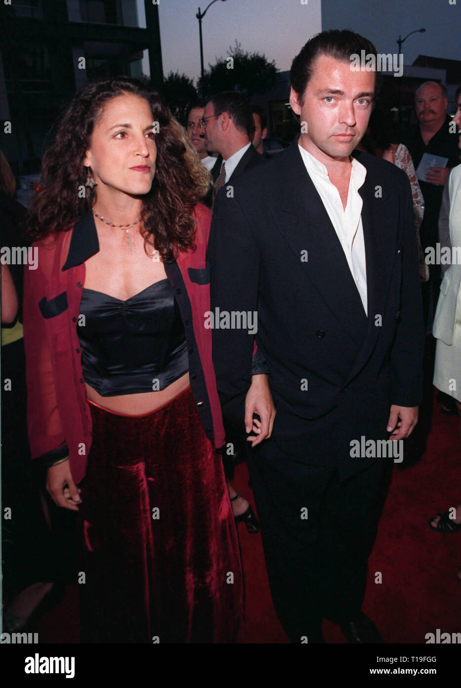 LOS ANGELES, CA - Agosto 18, 1998: el actor ANGUS MacFADYEN y novia en el  Beverly Hills estreno de HBO 'The Rat Pack.' Él juega Peter Lawford en la  película, que se