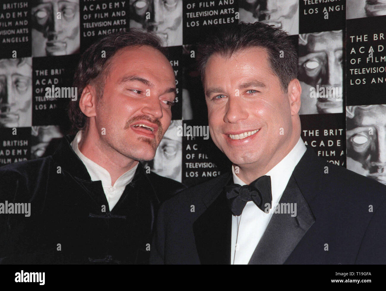 LOS ANGELES, CA - 15 de octubre de 1998: el actor John Travolta (derecha) y  el director Quentin Tarantino en homenaje en Beverly Hills, donde Travolta  fue honrado con el premio anual