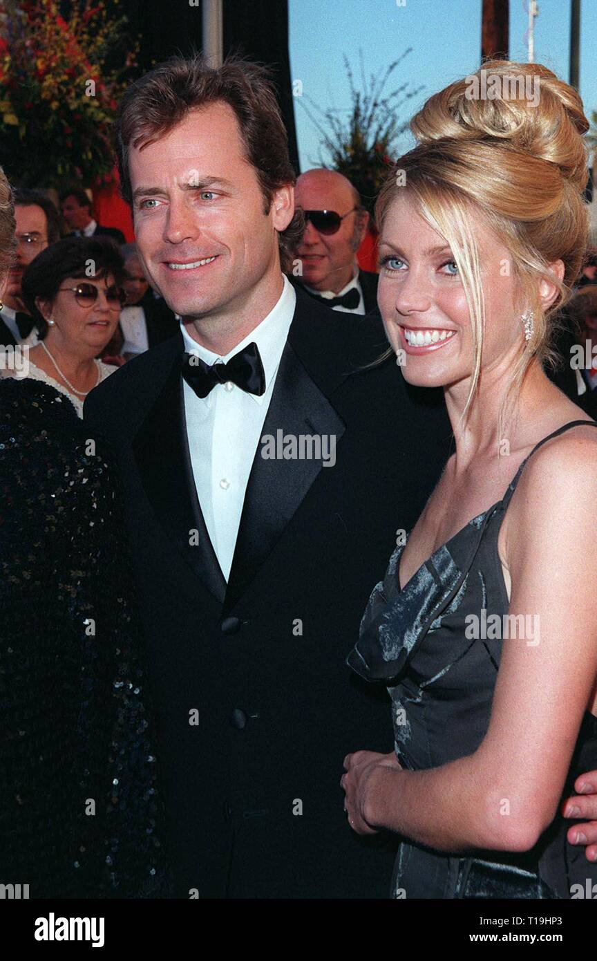 Los Angeles Ca 24 De Marzo De 1998 El Actor Greg Kinnear Helen Labdon Fiancze En La 70ª Edicion De Los Oscar Fotografia De Stock Alamy