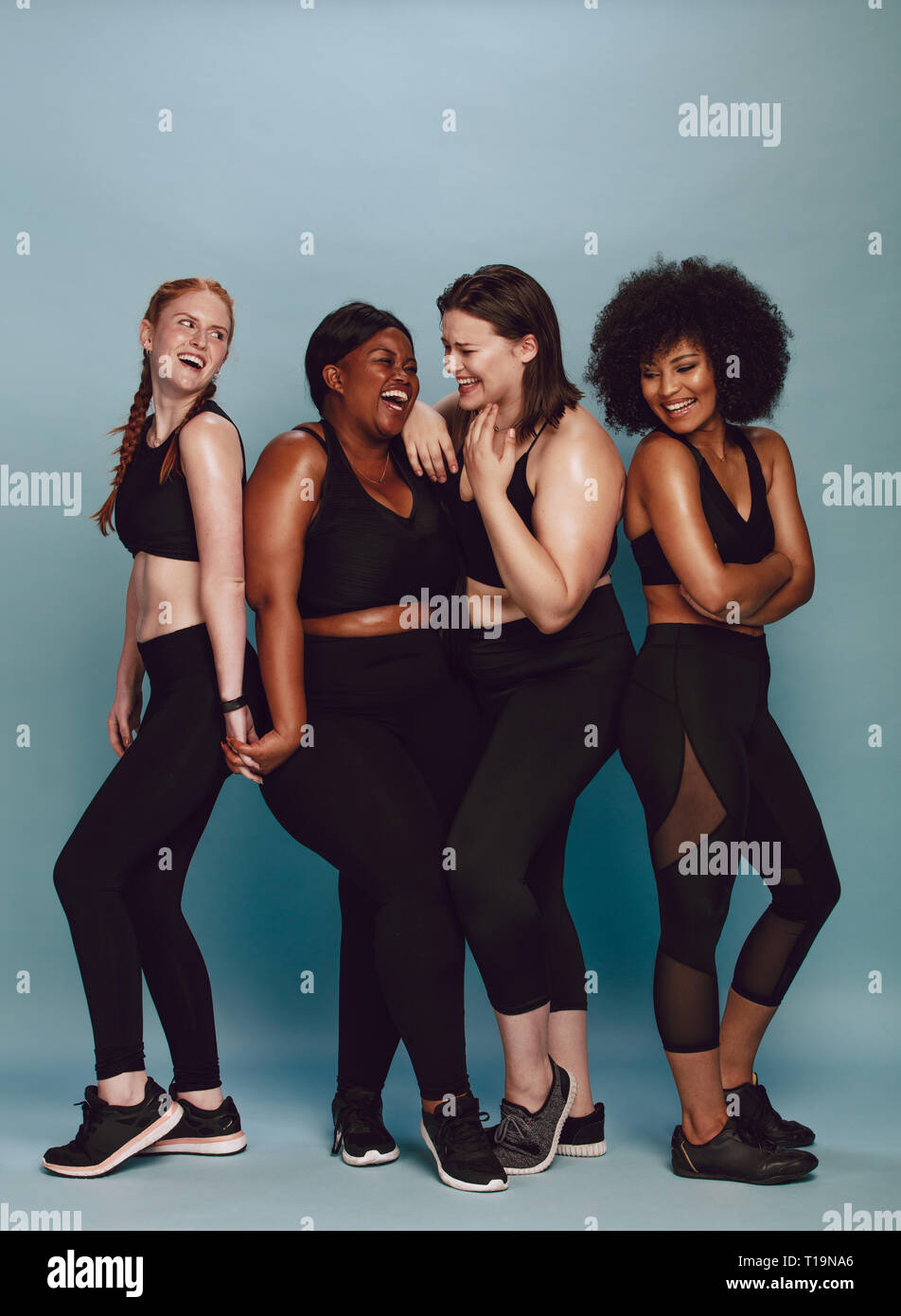 Grupo de mujeres en ropa sobre fondo gris. Mujer multiétnica con diferente tamaño juntos Fotografía de - Alamy