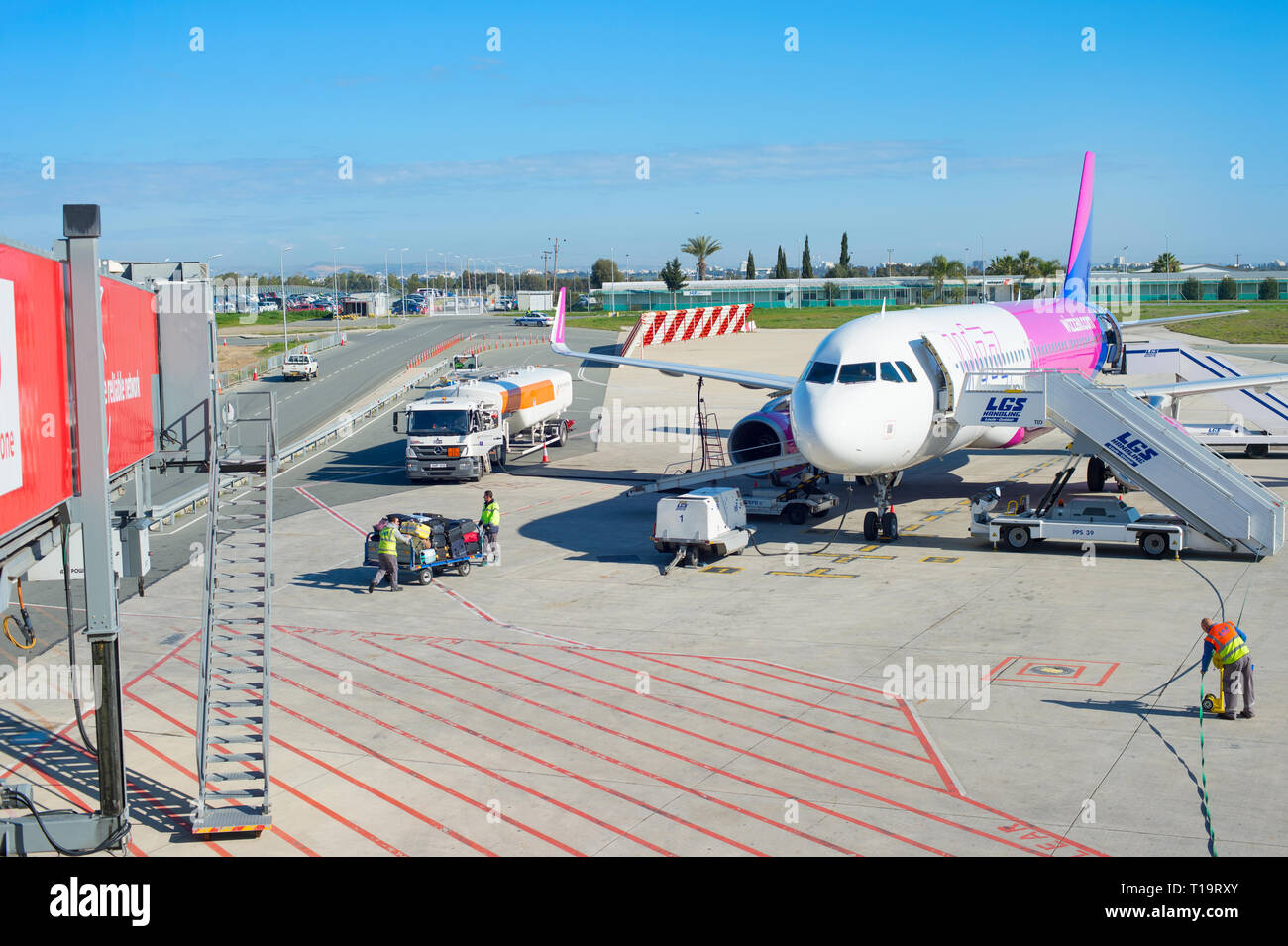 LARNAKA, CHIPRE - Febrero 12, 2019: el avión en el Aeropuerto Internacional de Larnaka preparándose para el vuelo Foto de stock