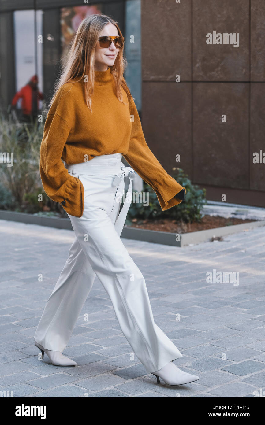 París, Francia - 27 de febrero de 2019: Street Style ropa - Moda chica  posando delante de la Torre Eiffel durante la Semana de la moda de París -  PFWFW19 Fotografía de stock - Alamy