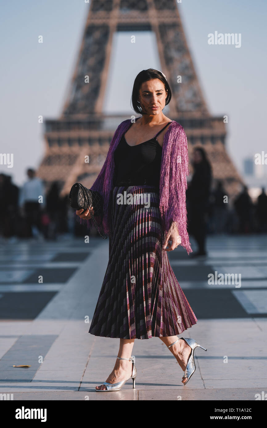 París, Francia - 27 de febrero de 2019: Street Style ropa - Moda chica  posando delante de la Torre Eiffel durante la Semana de la moda de París -  PFWFW19 Fotografía de stock - Alamy