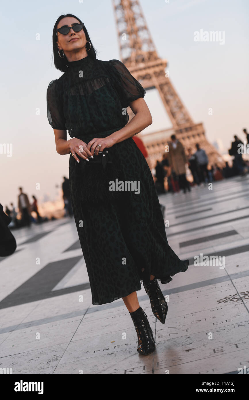 París, Francia - 27 de febrero de 2019: Street Style ropa - Moda chica  posando delante de la Torre Eiffel durante la Semana de la moda de París -  PFWFW19 Fotografía de stock - Alamy
