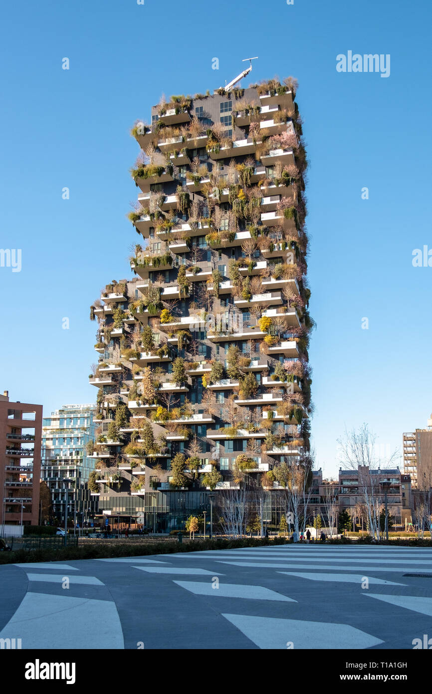 03/05/2019 Milán, Italia: famoso edificio sostenible denominado 'bosco verticale" (madera vertical) en el nuevo barrio de la ciudad. Foto de stock