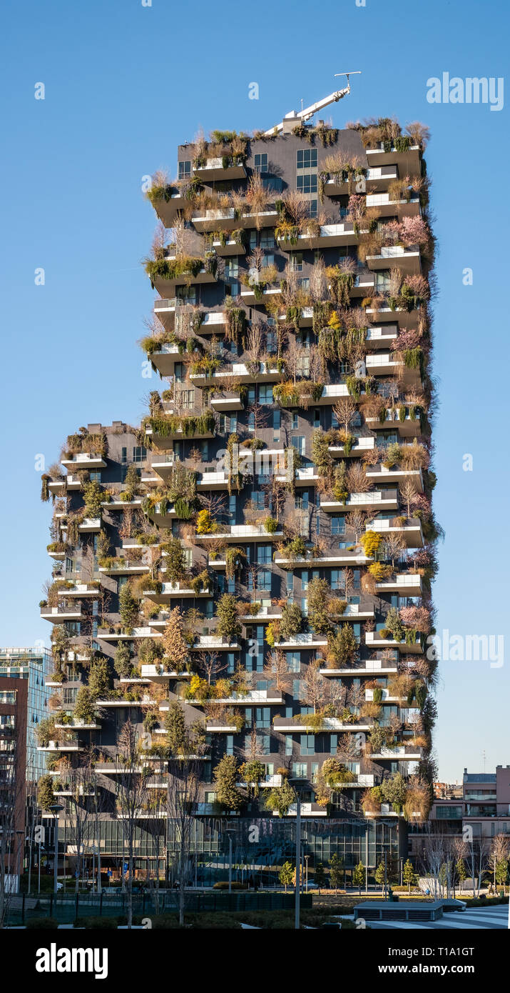 03/05/2019 Milán, Italia: famoso edificio sostenible denominado 'bosco verticale" (madera vertical) en el nuevo barrio de la ciudad. Foto de stock