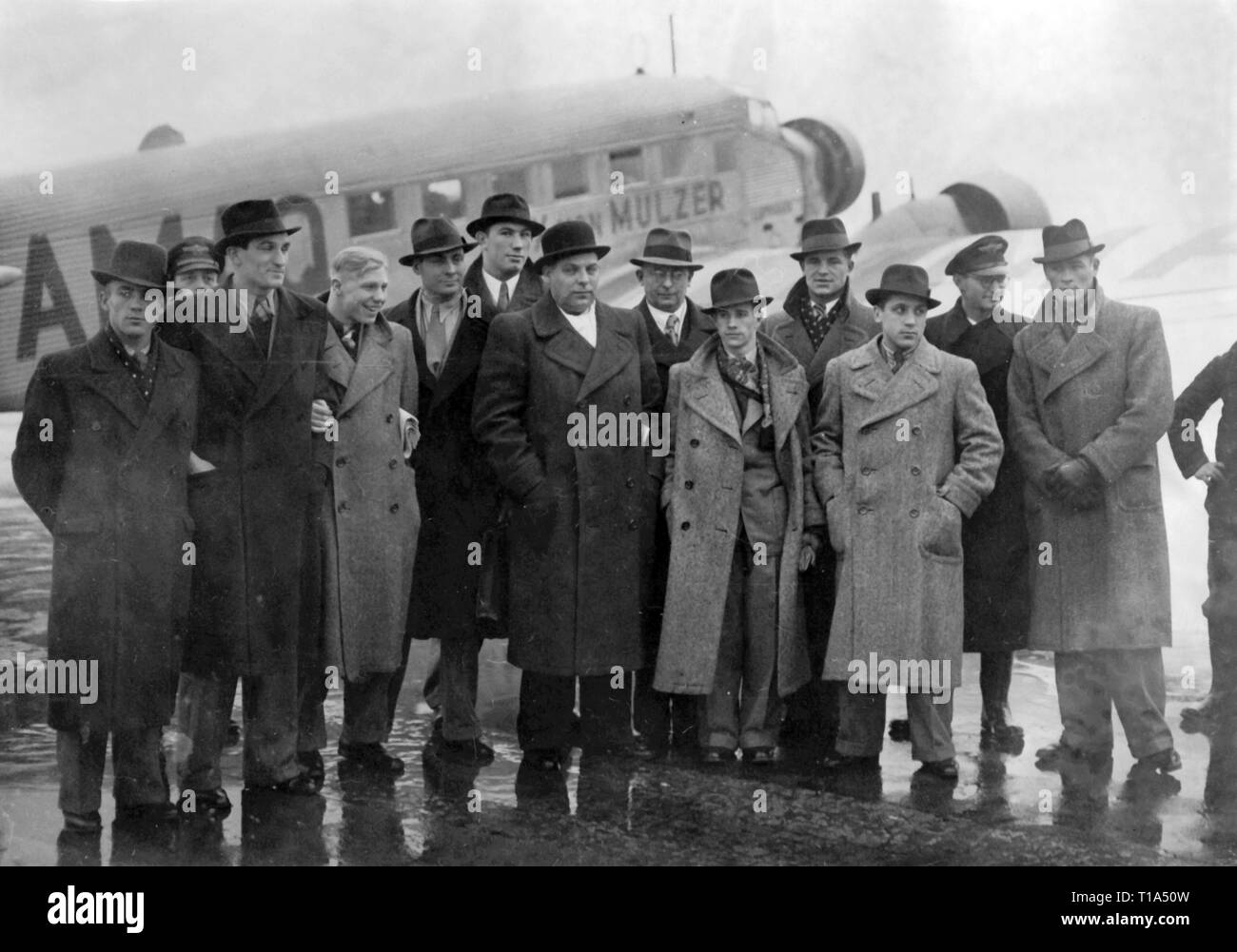 Deportes, boxeo, equipo de boxeo alemán antes de su partida a Estocolmo, el aeropuerto de Tempelhof, en Berlín, en enero de 1938, Additional-Rights-Clearance-Info-Not-Available Foto de stock