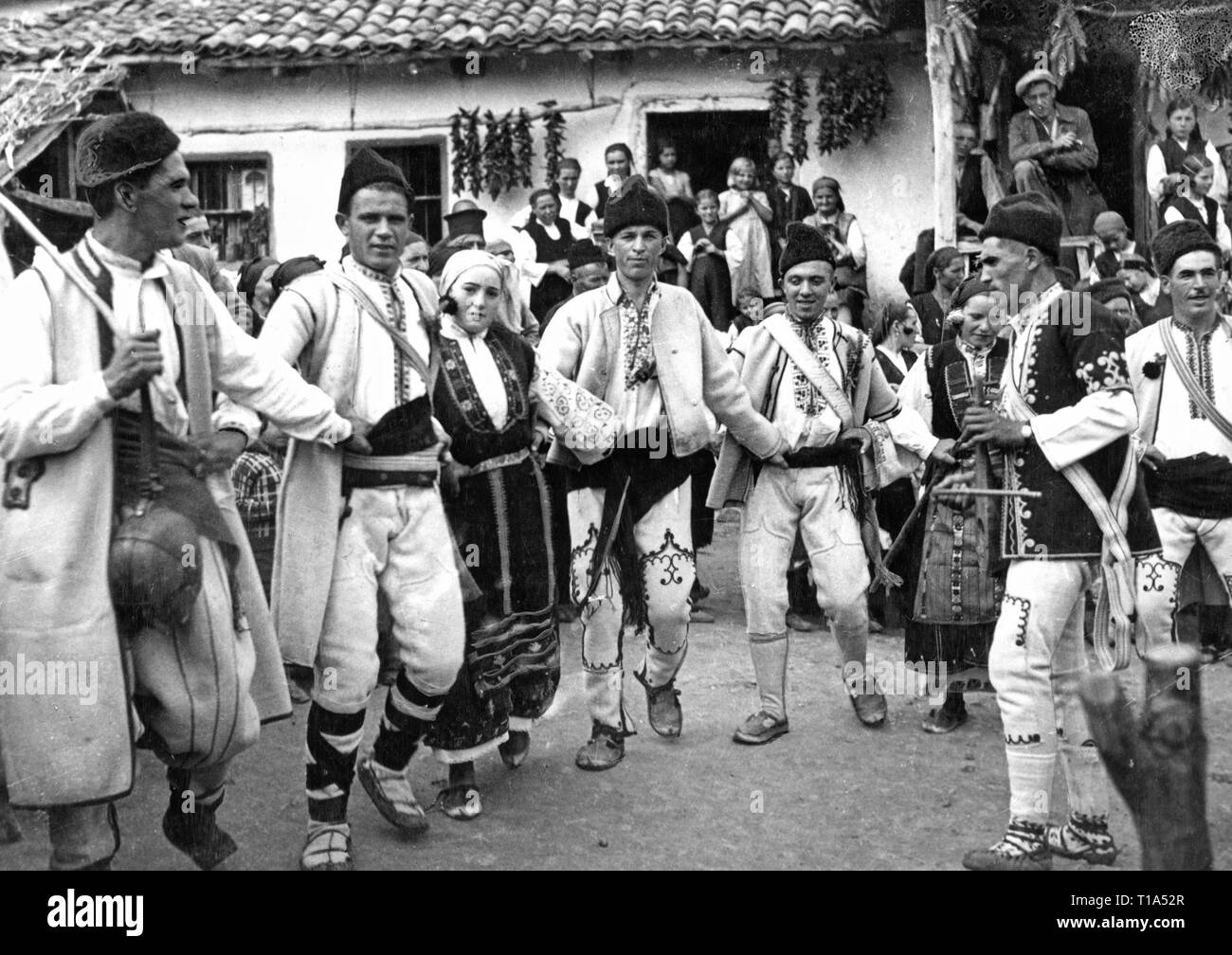 Geografía / viajes históricos, Bulgaria, folclore, danza folclórica, circa 1935-Clearance-Info-Not-Available Additional-Rights Foto de stock