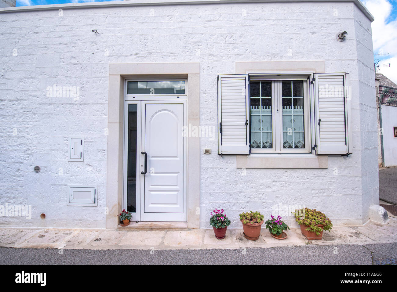 Vista Frontal De Una Puerta Blanca De Madera Sobre La Pared Blanca
