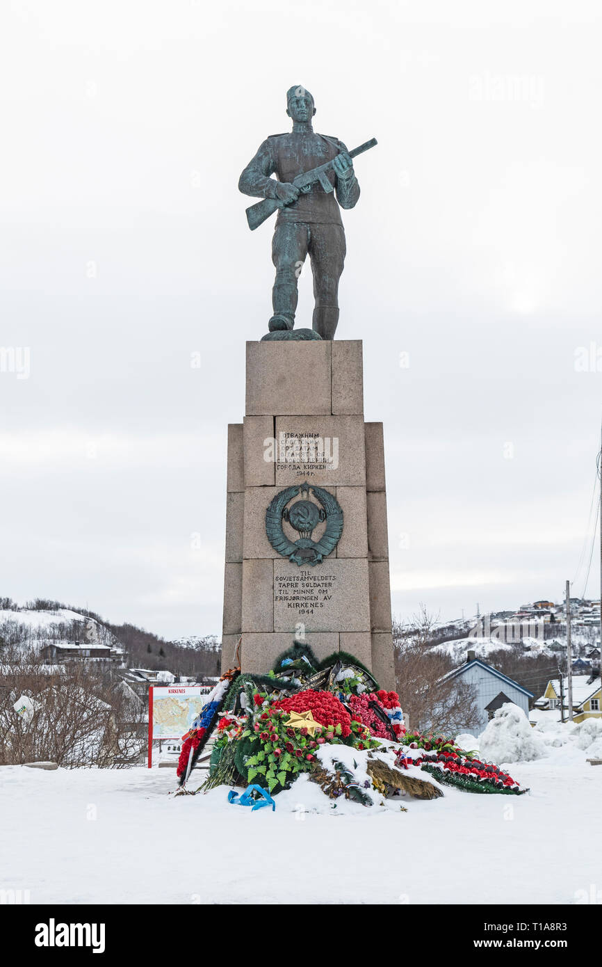 War Memorial en la ciudad de Kirkenes en Noruega, dedicada al Ejército Rojo ruso que liberaron a la ciudad de los Nazis en la Segunda Guerra Mundial. Foto de stock