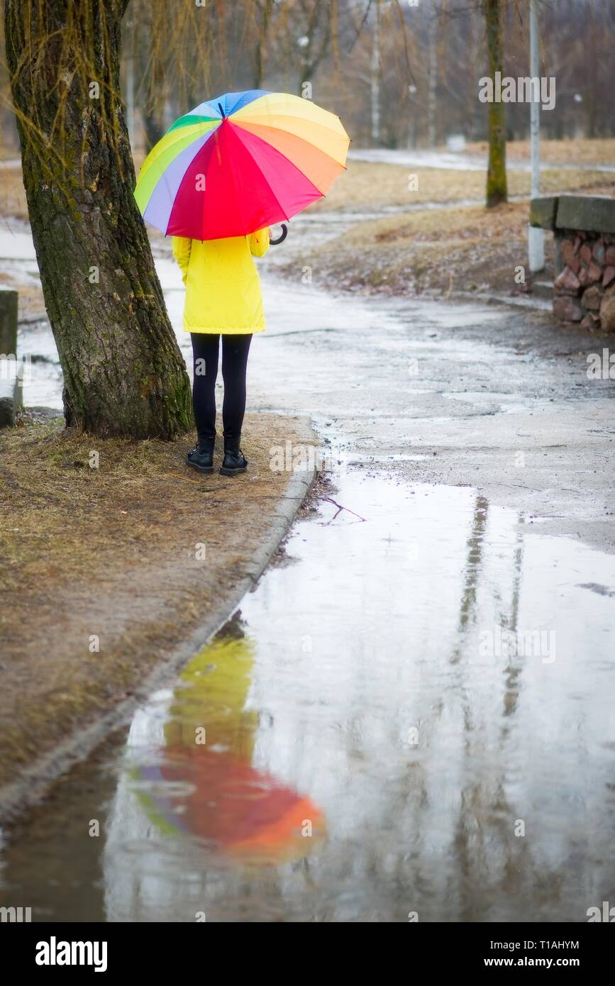 Mujer joven con coloridos paraguas, pensamiento positivo Foto de stock