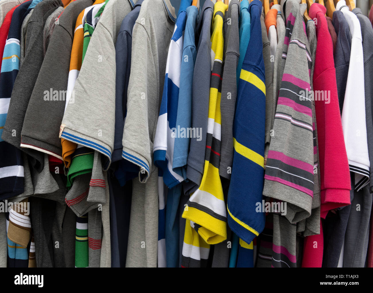 Colgadores en una tienda de ropa Fotografía de stock - Alamy