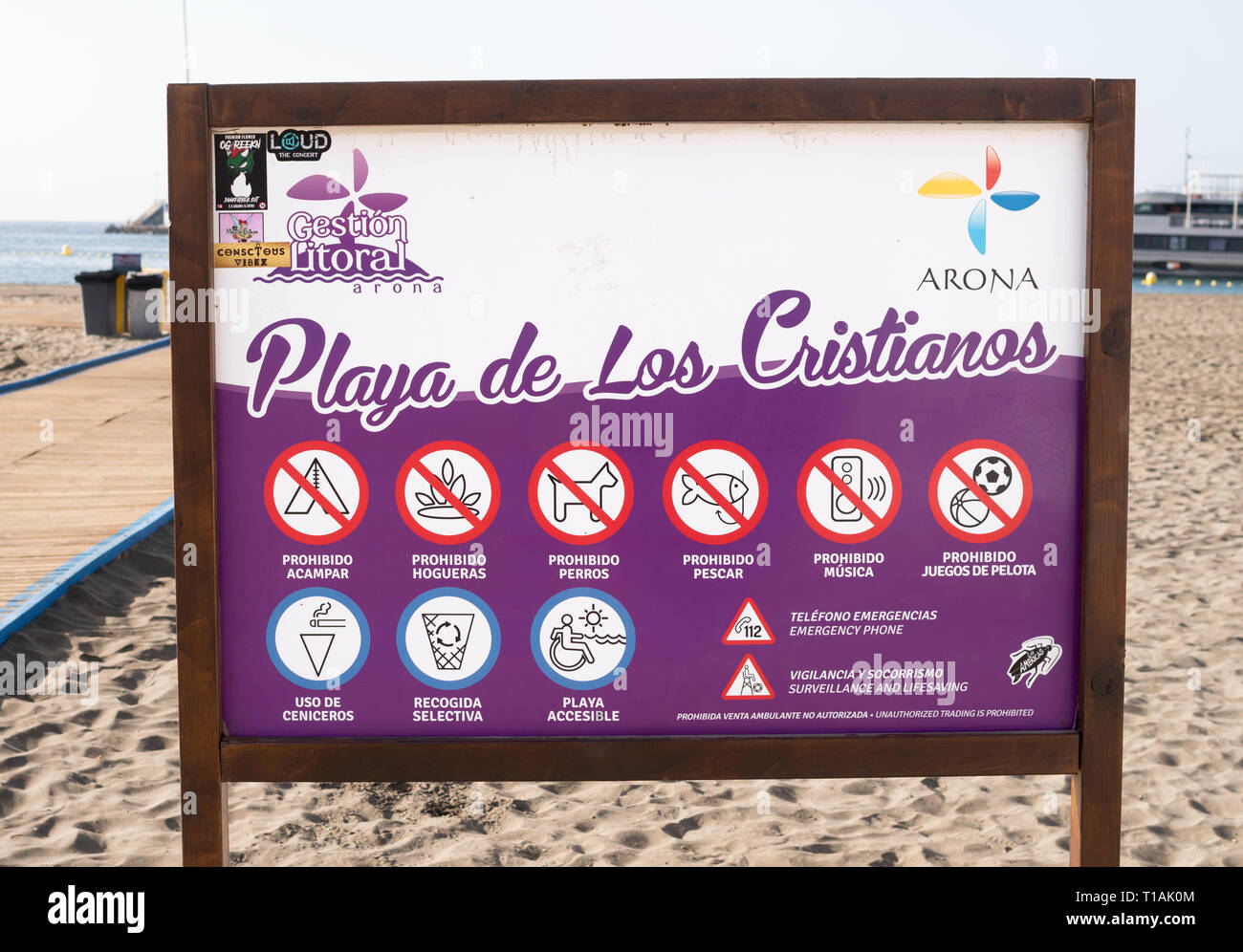 Observe que muestra una lista de actividades prohibidas en la Playa de Los Cristianos, Arona, Tenerife, Islas Canarias Foto de stock