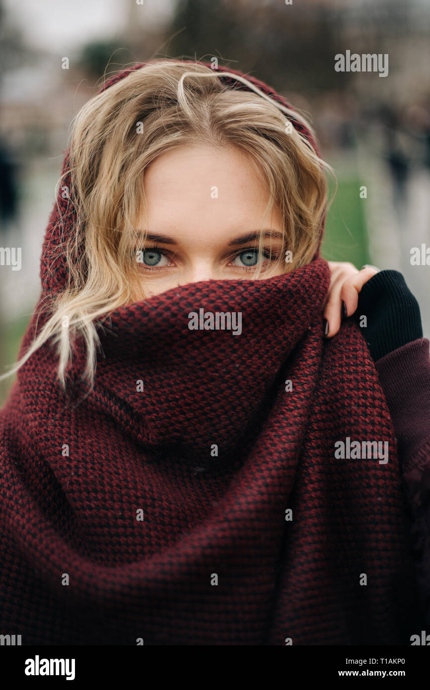 Foto de joven mujer rubia con cara cerrada la bufanda en el exterior  Fotografía de stock - Alamy