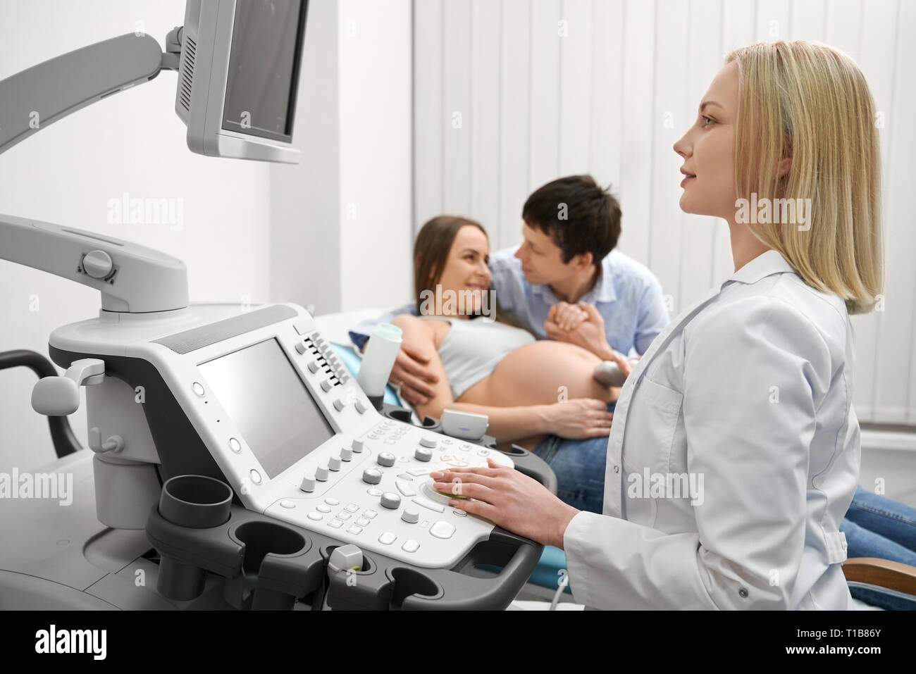 Examen De Ultrasonido En Clínica Médica Moderna Profesional Médico Con Máquina De Ultrasonido 1093