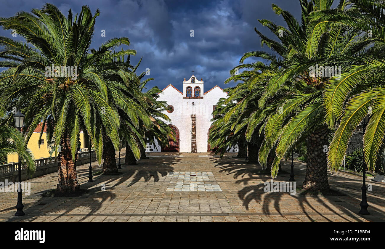 Vista frontal de la Iglesia de Nuestra Señora de la Luz (Garafía, La Palma, Islas Canarias) Foto de stock