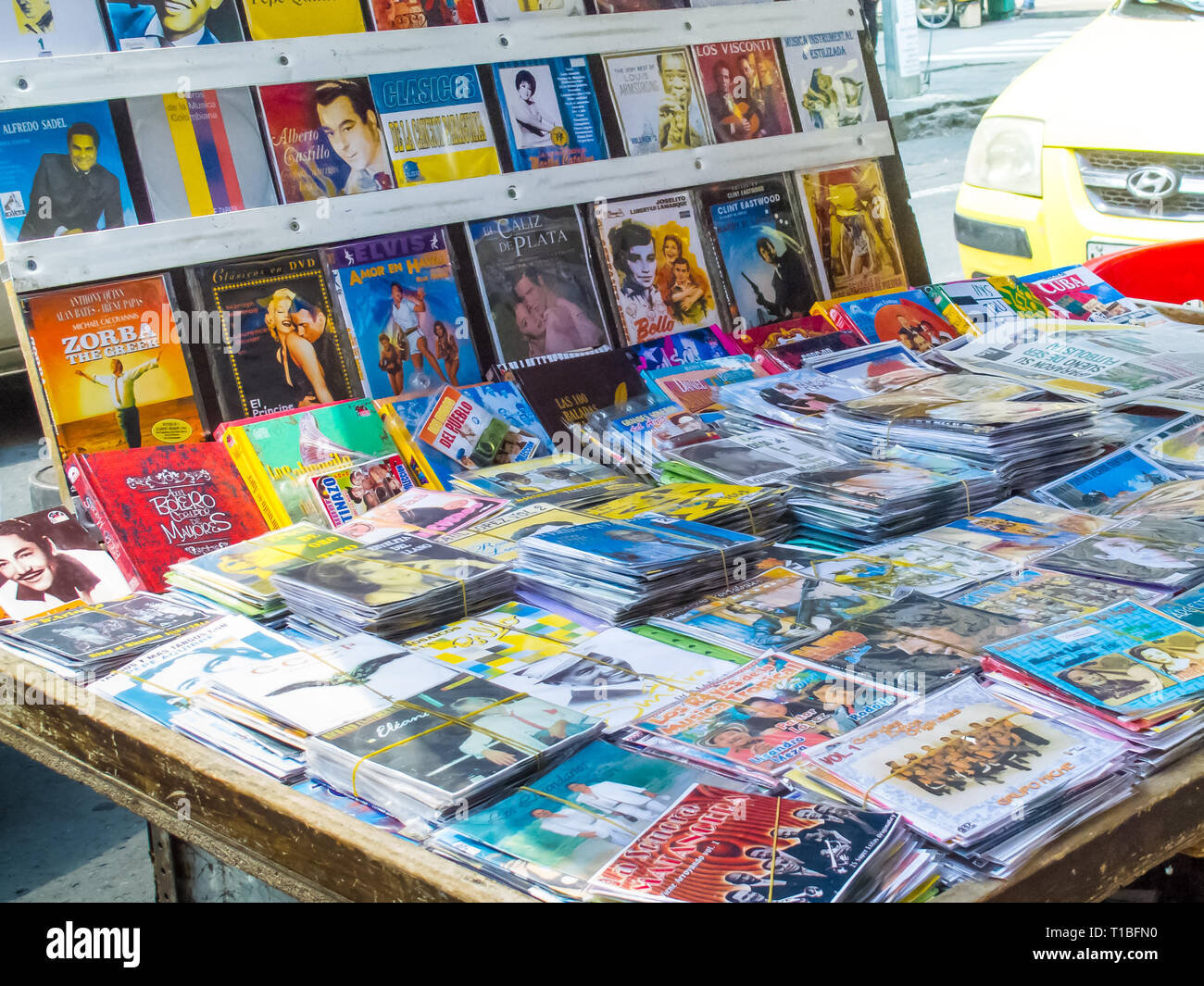 CALI, COLOMBIA - Febrero 2019: Calle vender CDs de música pirata Fotografía  de stock - Alamy
