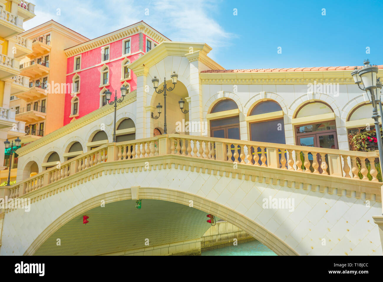 Puente veneciano del pintoresco distrito de Doha, Qatar. Venecia, en el barrio de la Pearl-Qatar Qanat, Golfo Pérsico, Oriente Medio. Famosas atracciones Foto de stock