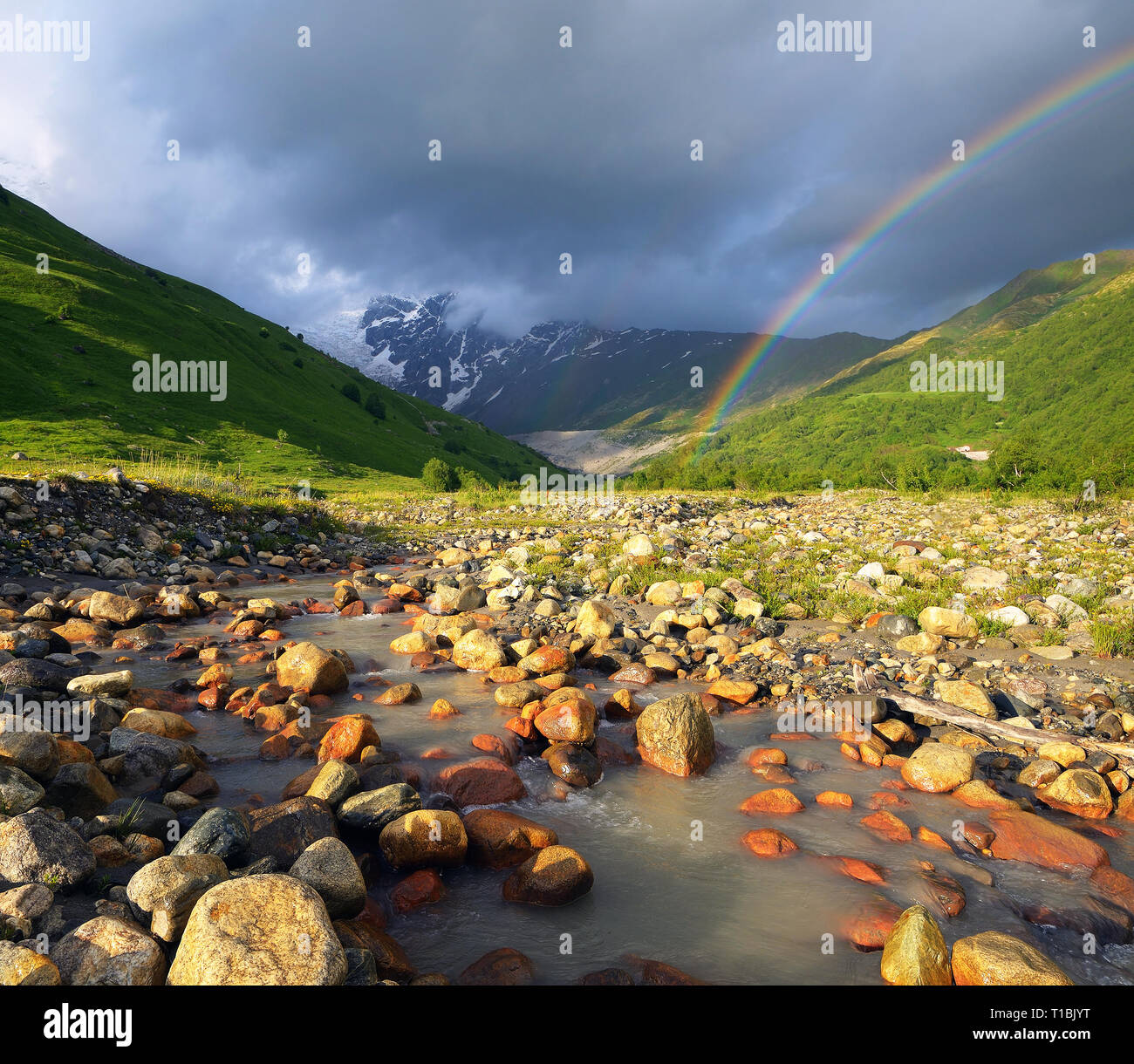 Paisaje de montaña con río y arco iris. Día lluvioso. Cáucaso, Svaneti, Georgia Foto de stock