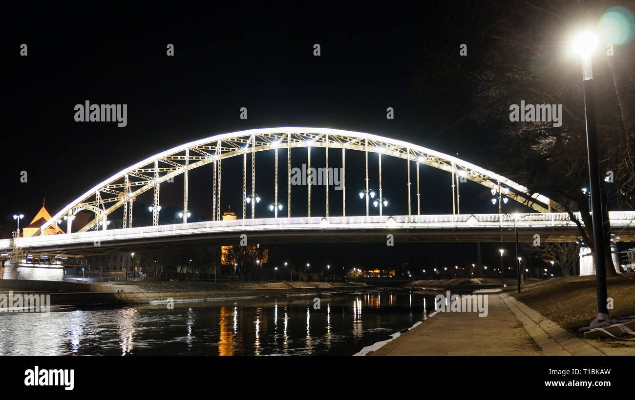 Por la noche el puente Kossuth Gyor Hungría Foto de stock