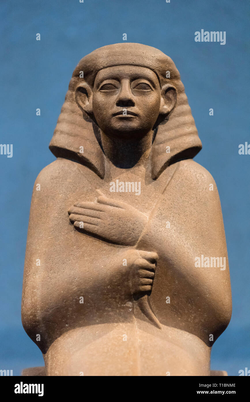 Berlín. Alemania. El antiguo egipcio sentado estatua del mayordomo Nemti-hotep. Neues Museum. Periodo del Reino Medio, 12ª dinastía, ca. 1872-1853 BC. Desde Foto de stock