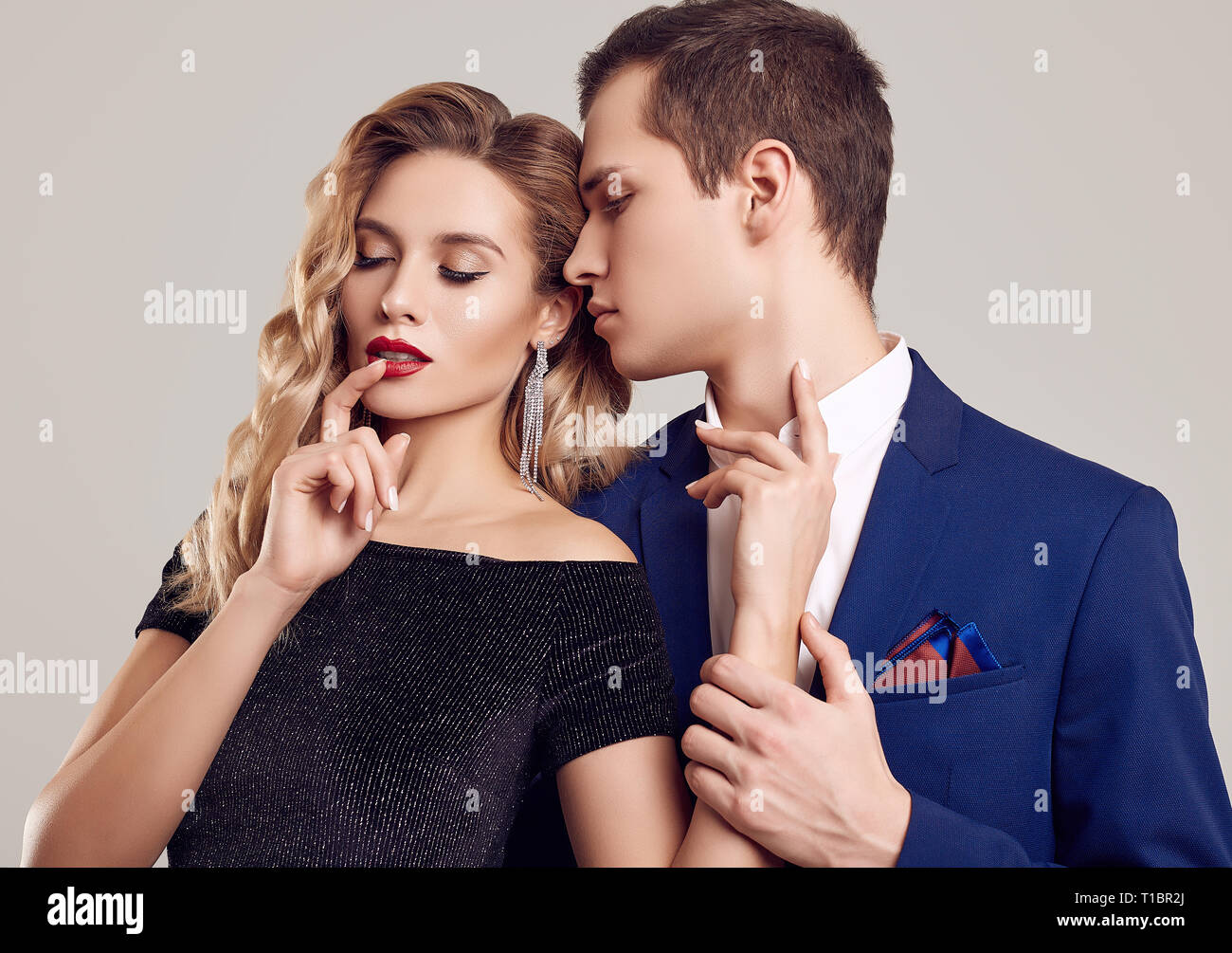 Retrato de sensual hermosa pareja joven vestida con ropa formal