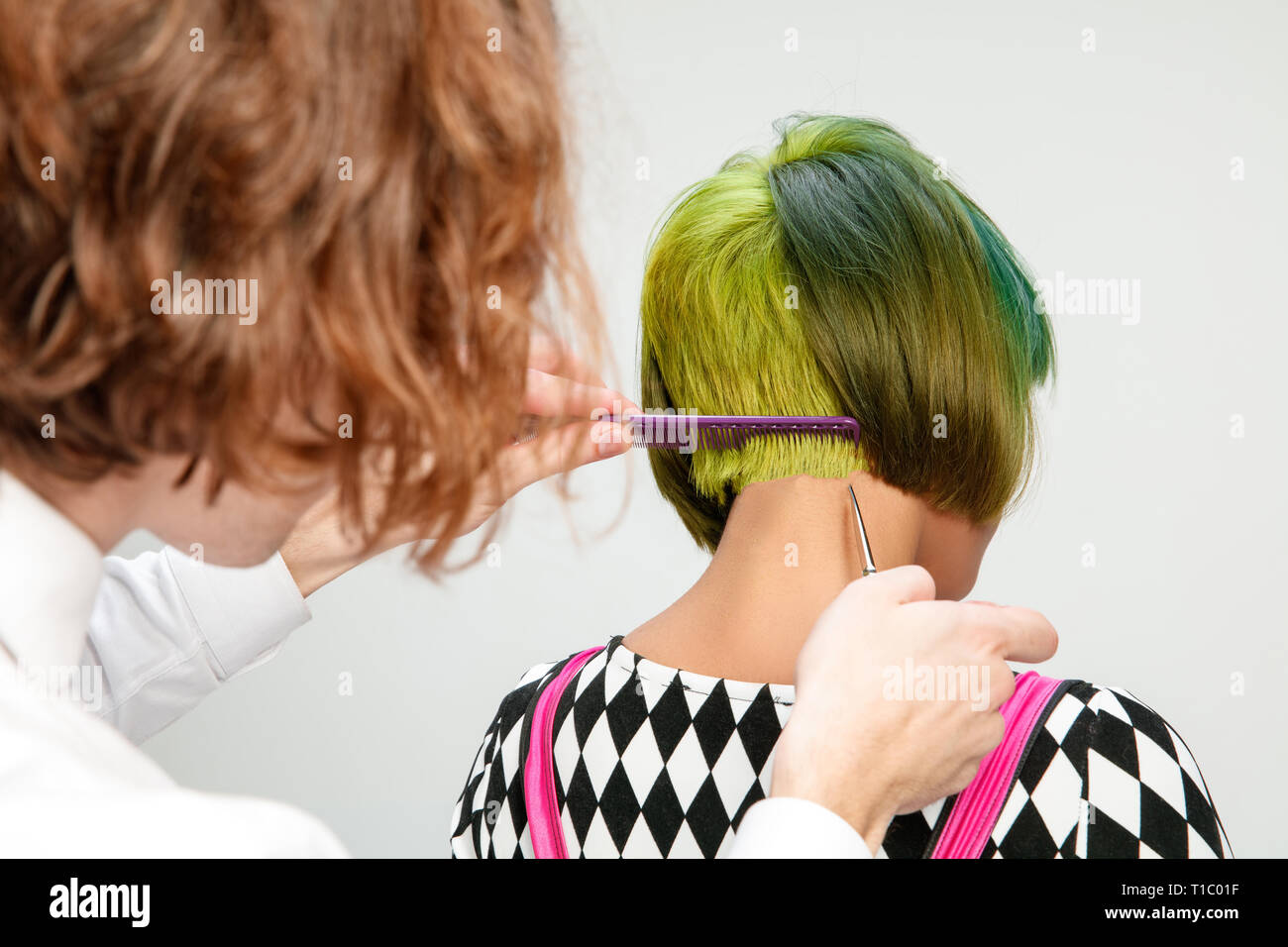 Imagen Que Muestra Una Mujer Adulta En La Peluqueria Foto De Estudio De Graciosa Joven Con Un Elegante Corte De Pelo Corto Y Cabello Colorido Sobre Fondo Gris Y Manos De Peluqueria