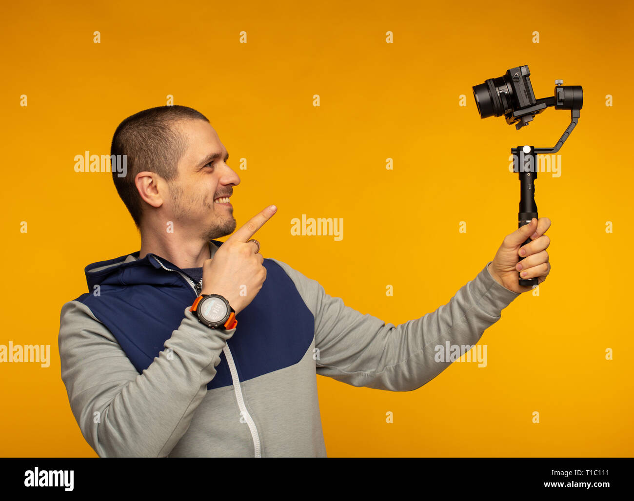 Hombre video blogger apuntando a la cámara y filmar hisself Foto de stock