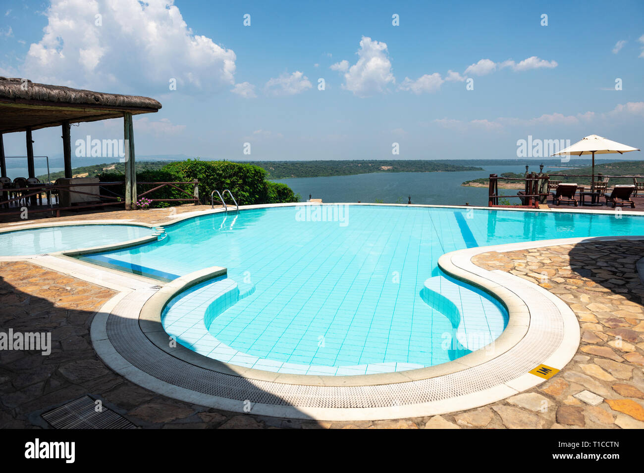 La piscina, con vistas del canal Kazinga, en Mweya Safari Lodge en el Parque Nacional Queen Elizabeth en el sudoeste de Uganda, África Oriental Foto de stock