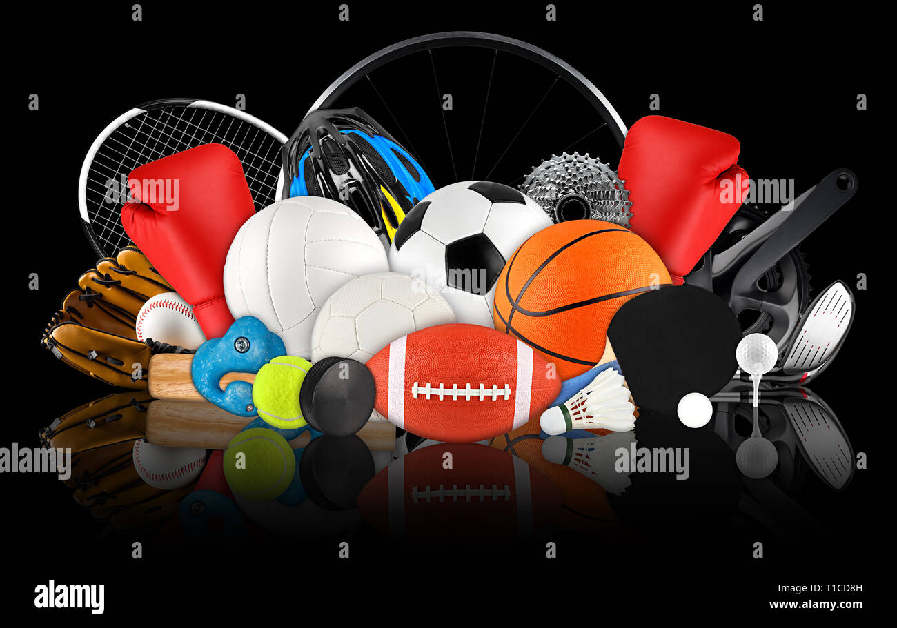 Colección enorme pila de balones deportivos equipos de engranaje de diversos deportes concepto sobre fondo negro oscuro Foto de stock