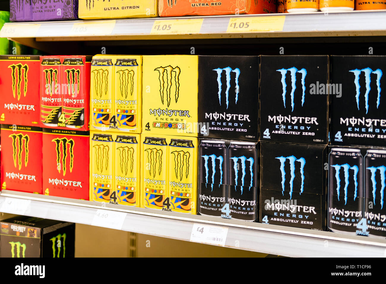Monster Energy Drink en los estantes de un supermercado para la venta en el Reino Unido. Foto de stock