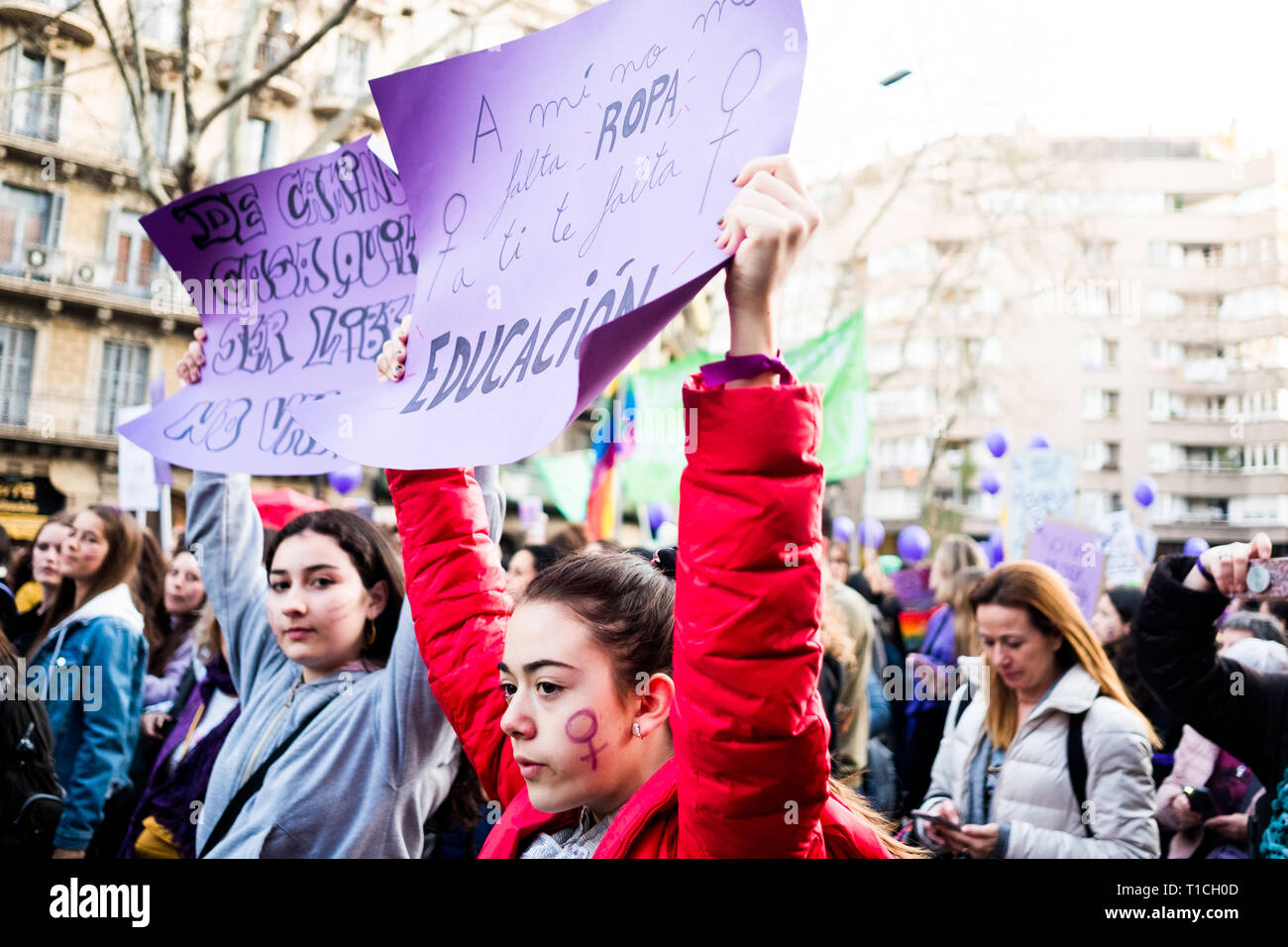 Barcelona, España - 8 de marzo de 2019: las niñas manifestación en el centro de la ciudad durante el día de la mujer para mejorar los derechos humanos de las mujeres y el feminismo Foto de stock