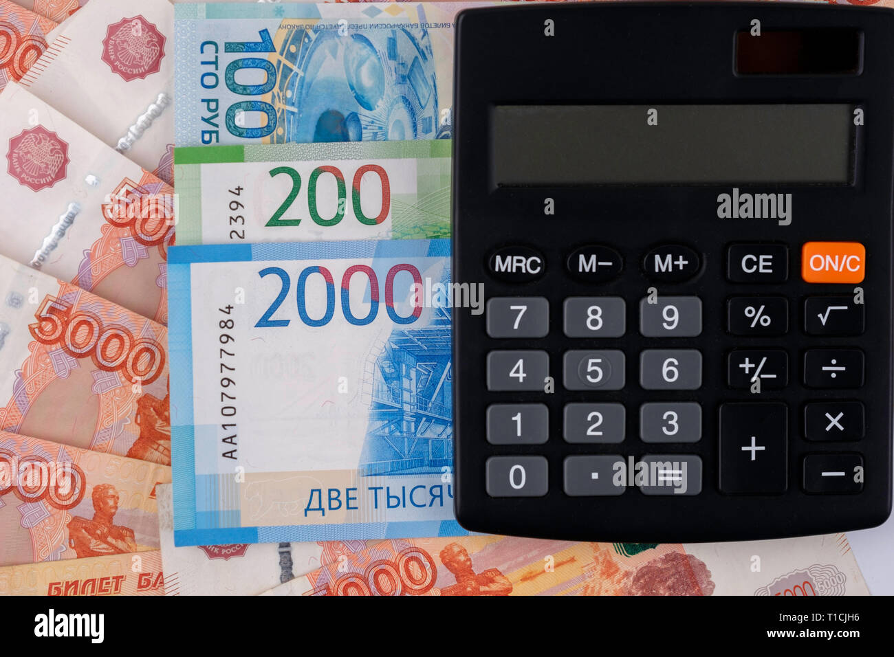 Calculadora negra en rublos rusos billetes de fondo Fotografía de stock -  Alamy