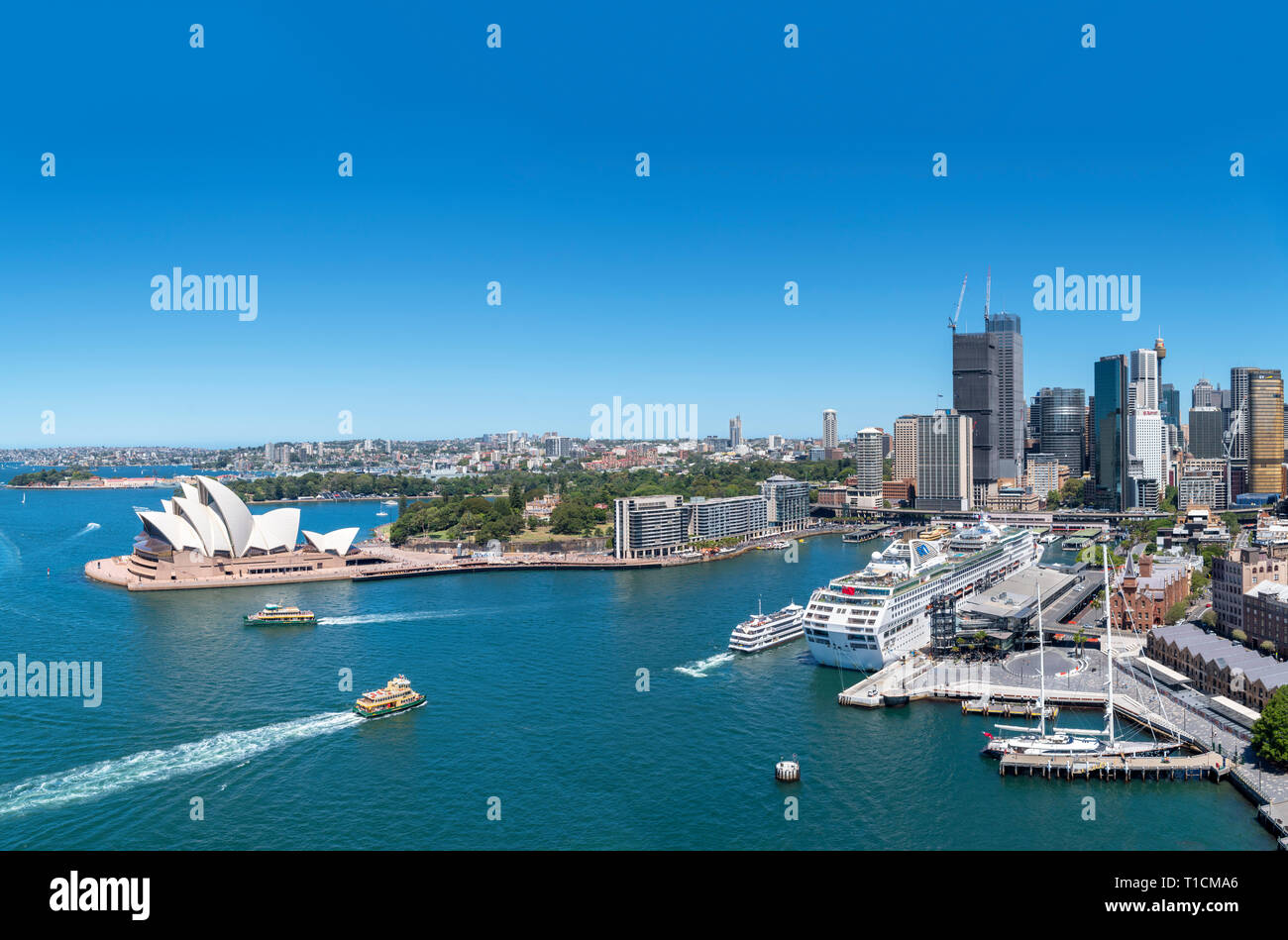 Sydney Opera House, Circular Quay y del Distrito Central de Negocios (CBD) visto desde el Puente del Puerto de Sydney, Sydney, Australia. Foto de stock