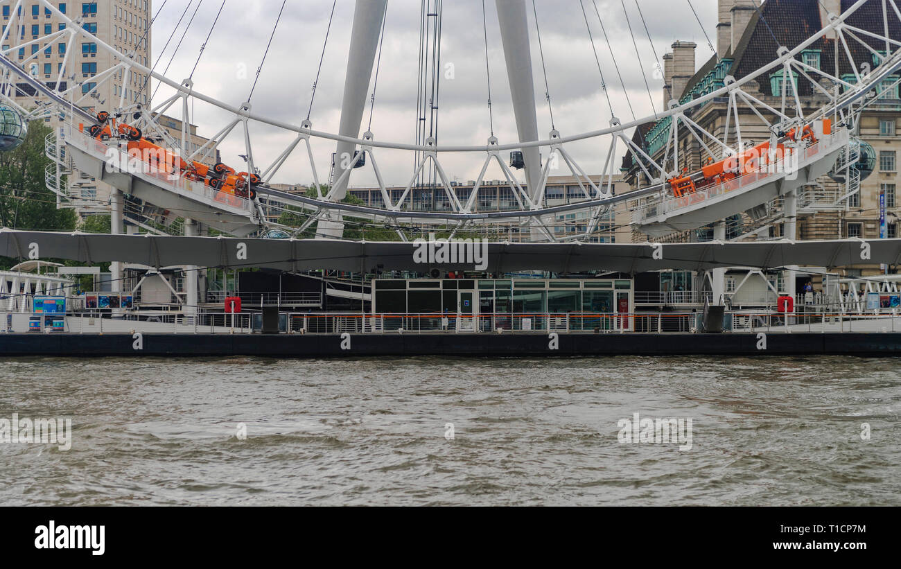Arco inferior del London Eye mostrando la base del bastidor Foto de stock