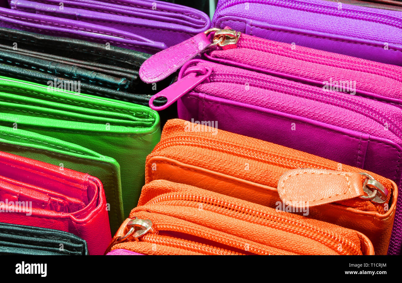 Carteras de cuero para venta en la tienda en Florencia Italia Fotografía stock - Alamy