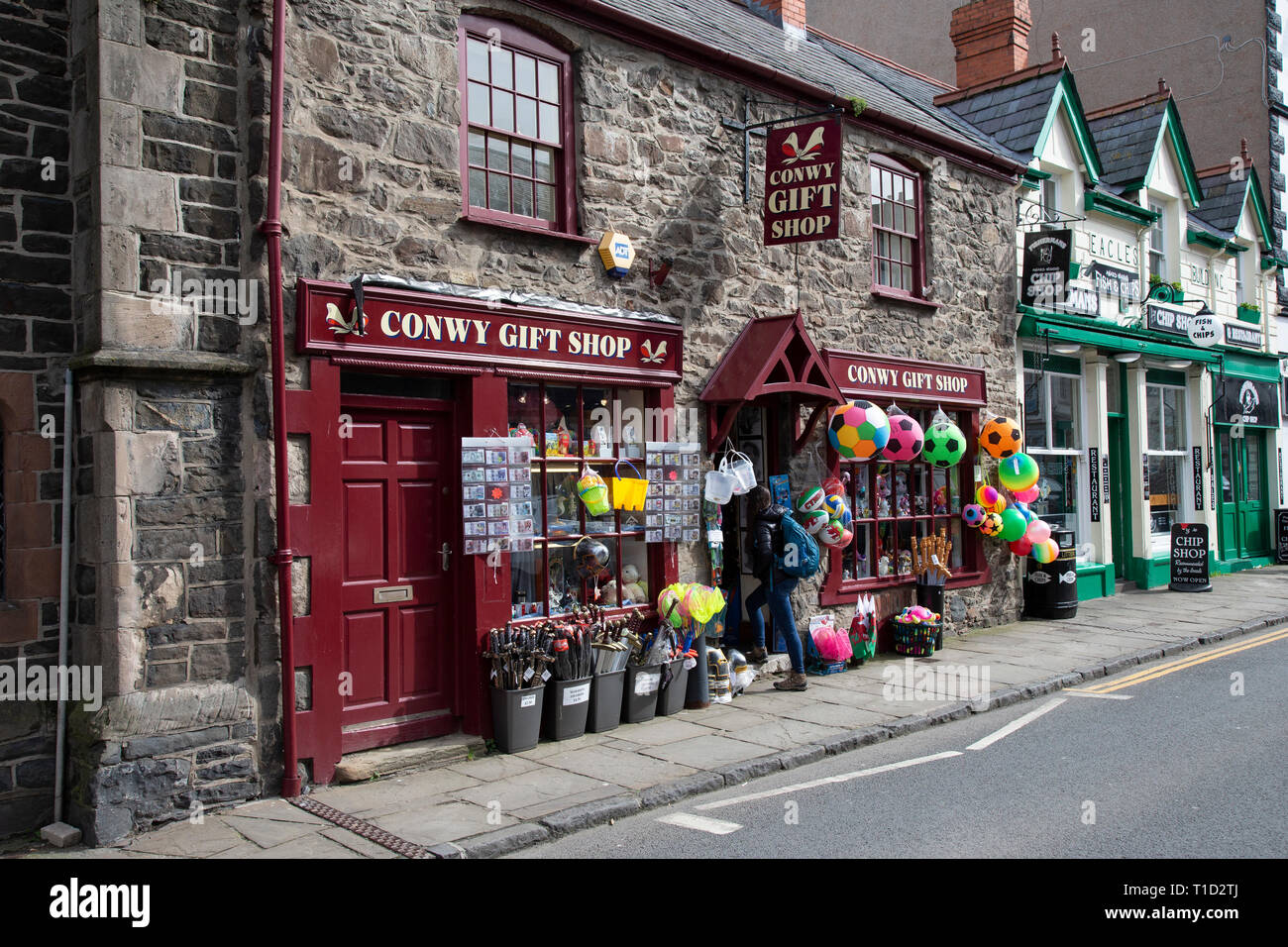 Tienda de regalos en Conwy Castle Street dentro de la vieja ciudad amurallada de Conwy, Gales del Norte Foto de stock