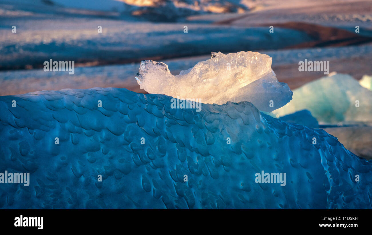 Icebergs en la Laguna glaciar Jokulsarlon, detrás de Diamond Beach, Islandia Foto de stock