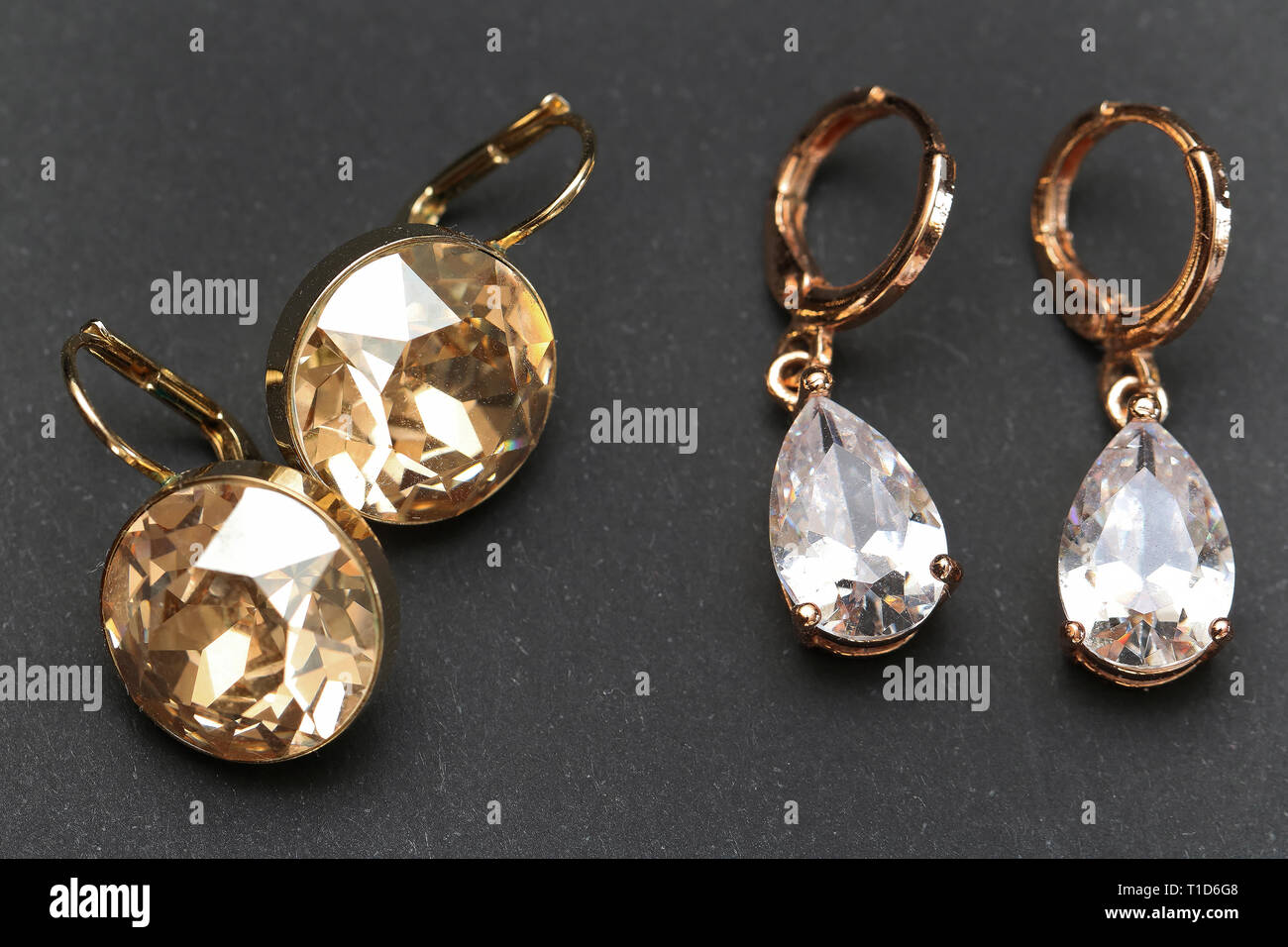 Diamante Piedra Aretes con metal oro Fotografía de stock - Alamy