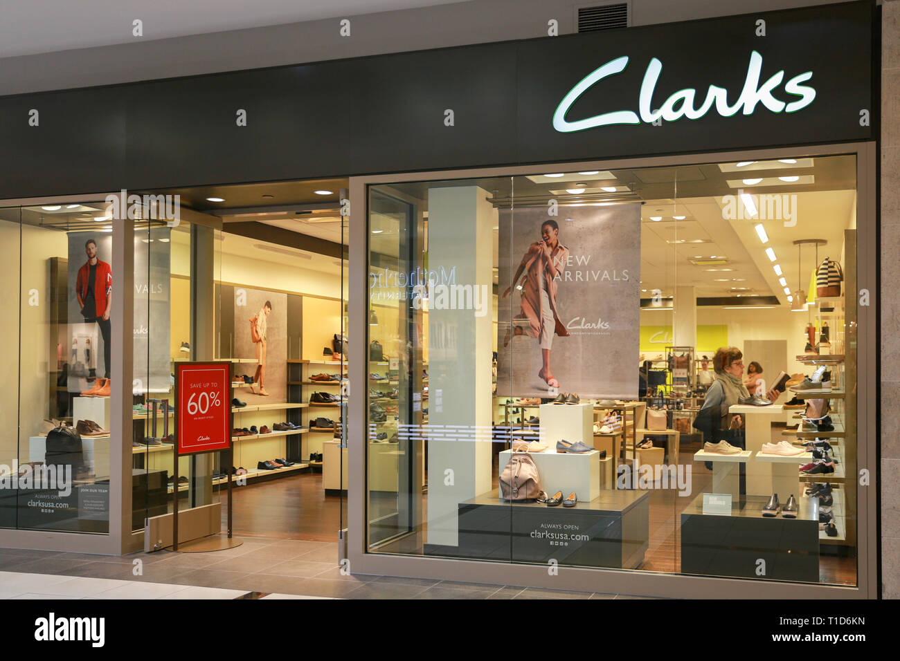 Los Compradores Pasando Tienda De Zapatos Clarks, Escaparates De Verano Con  Carteles De Venta, En Fishergate, Preston, Reino Unido Fotografía De Stock  Alamy | carlosluzardo.com.br