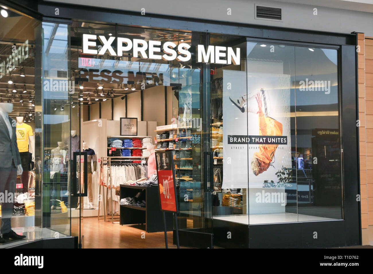 Ropa express fotografías e imágenes de alta resolución - Alamy